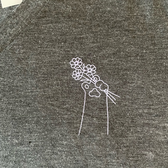 CatLady Box Grey V-Neck Cat Paw Holding Flowers Short Sleeve Shirt Size Medium - Picture 3 of 5